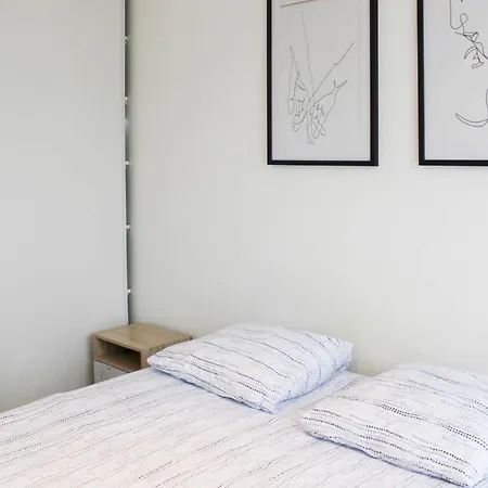 Cosy And Bright With Private Balcony דירה לה קורנב